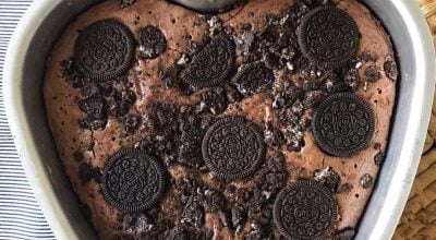 Bolo de chocolate com crocante de Oreo