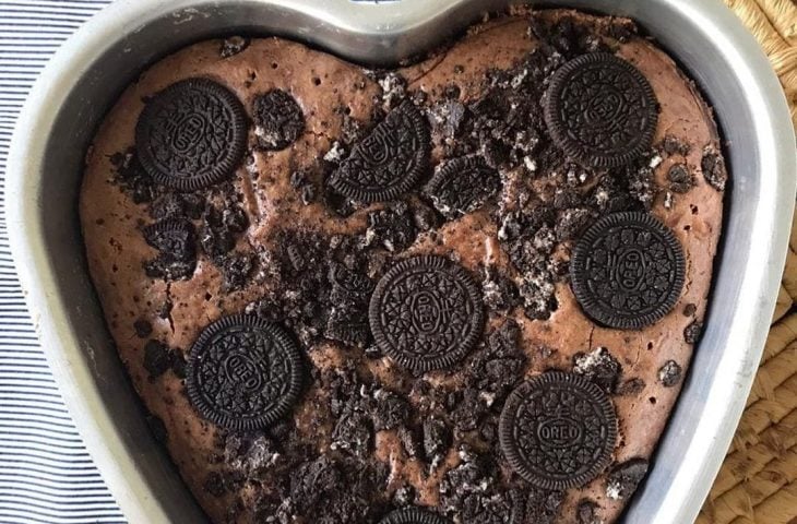 Bolo de chocolate com crocante de Oreo