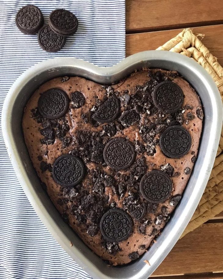 Bolo de chocolate com crocante de Oreo