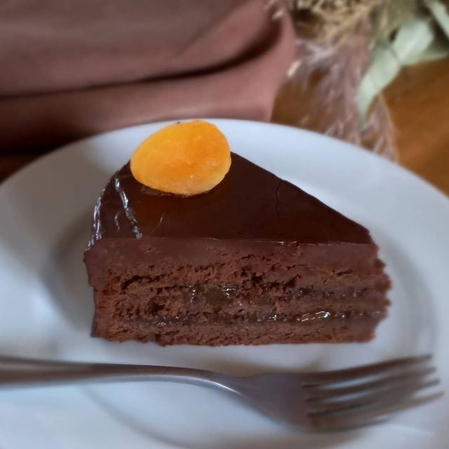 Bolo de chocolate com damascos