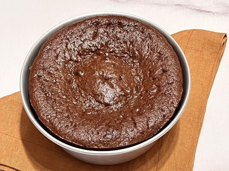 Uma forma com o bolo de chocolate assado.