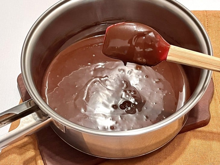 Uma panela com a ganache.