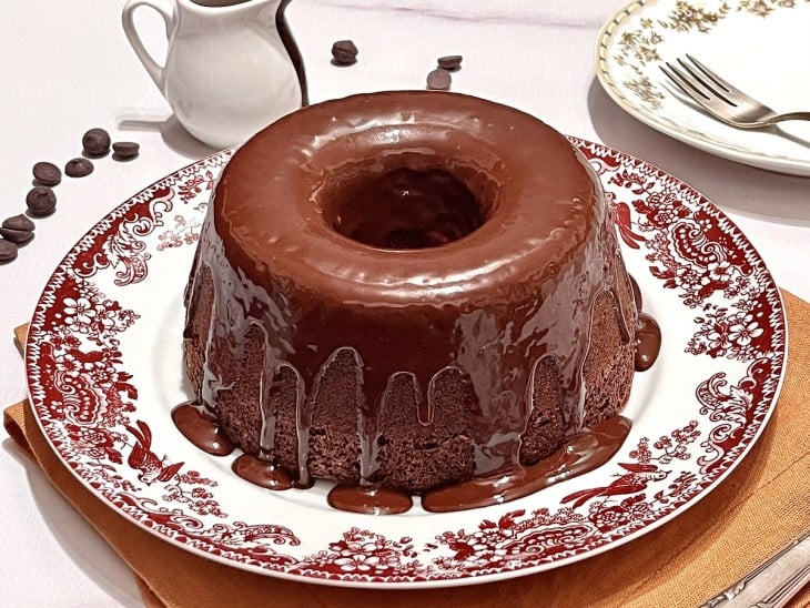 Um recipiente com bolo de chocolate com farinha de amêndoas.