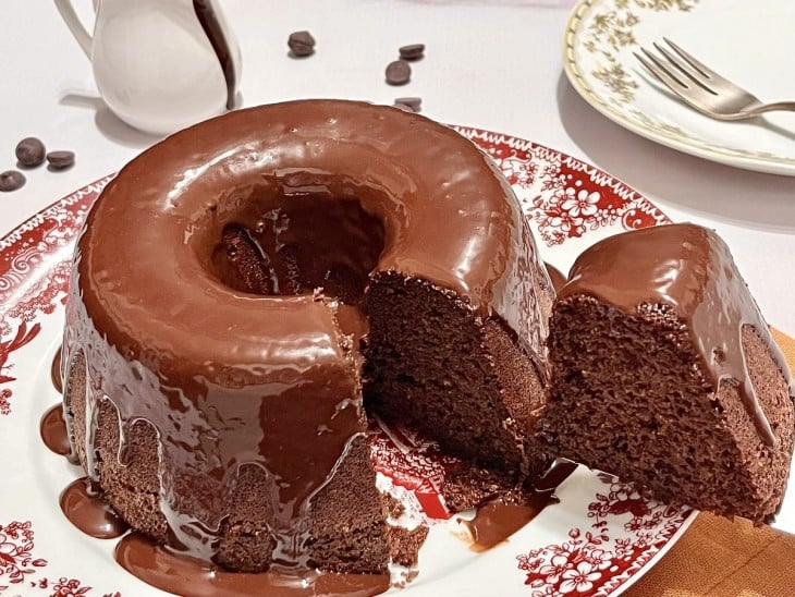 Um recipiente com bolo de chocolate com farinha de amêndoas.