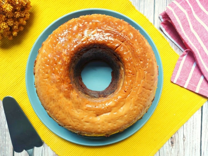 Um recipiente contendo um bolo de chocolate com leite condensado.