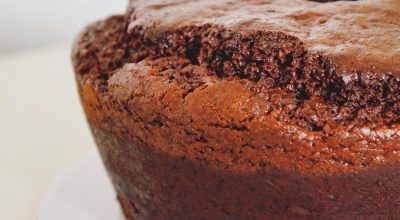 Bolo de chocolate com leite de amêndoas