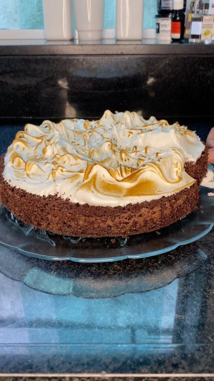 Bolo de chocolate com merengue