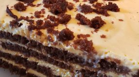 Bolo de chocolate com mousse de maracujá