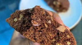 Bolo de chocolate com nozes