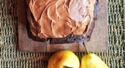 Bolo de chocolate com peras