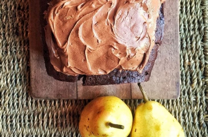 Bolo de chocolate com peras