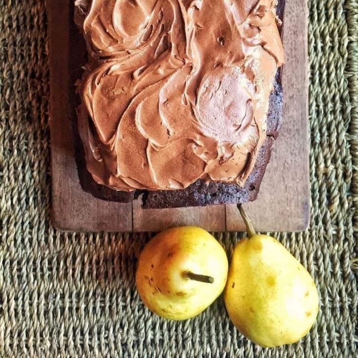 Bolo de chocolate com peras