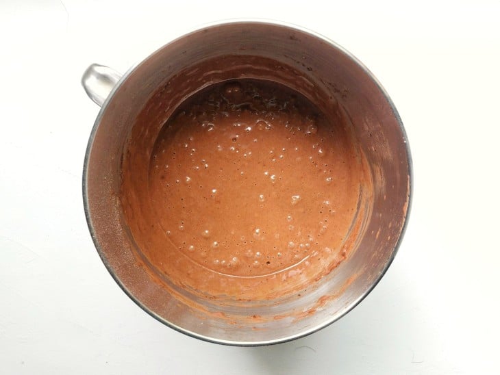Um recipiente contendo ovos, farinha de trigo, açúcar, chocolate em pó, óleo e leite.