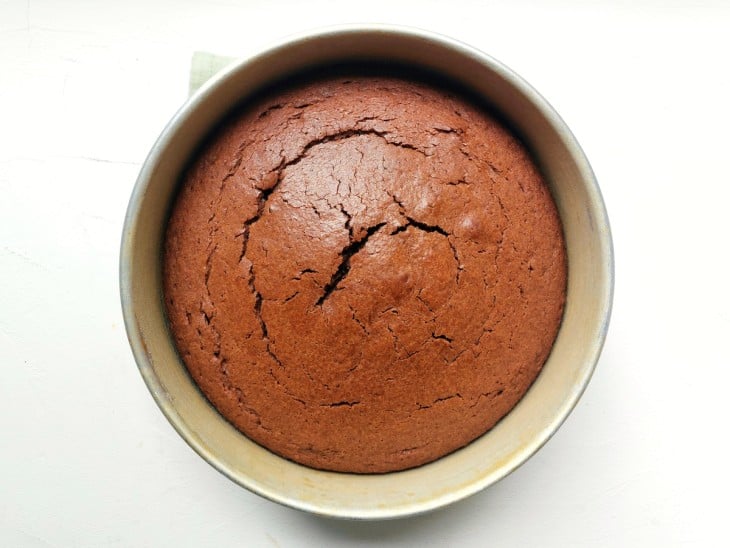Uma forma contendo bolo de chocolate assado.