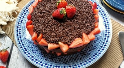 Bolo de chocolate com recheio de brigadeiro e morango