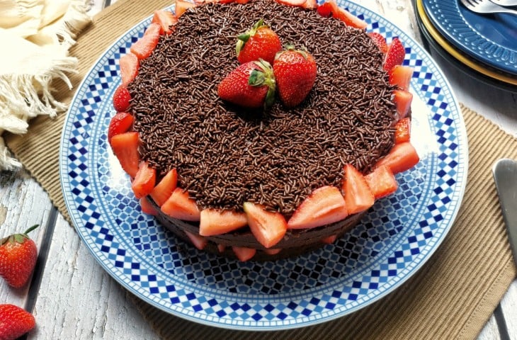 Bolo de chocolate com recheio de brigadeiro e morango