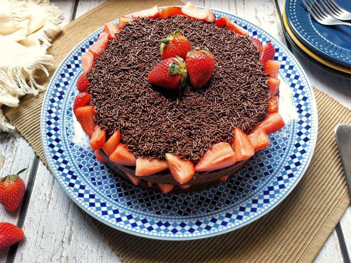 Bolo de chocolate com recheio de brigadeiro e morango