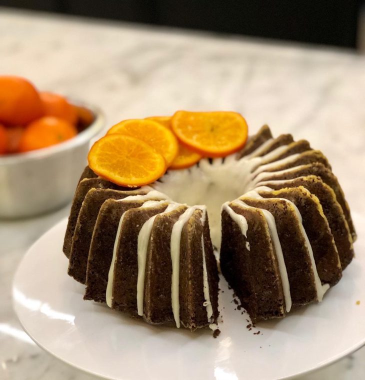 Bolo de chocolate com tangerina confitada