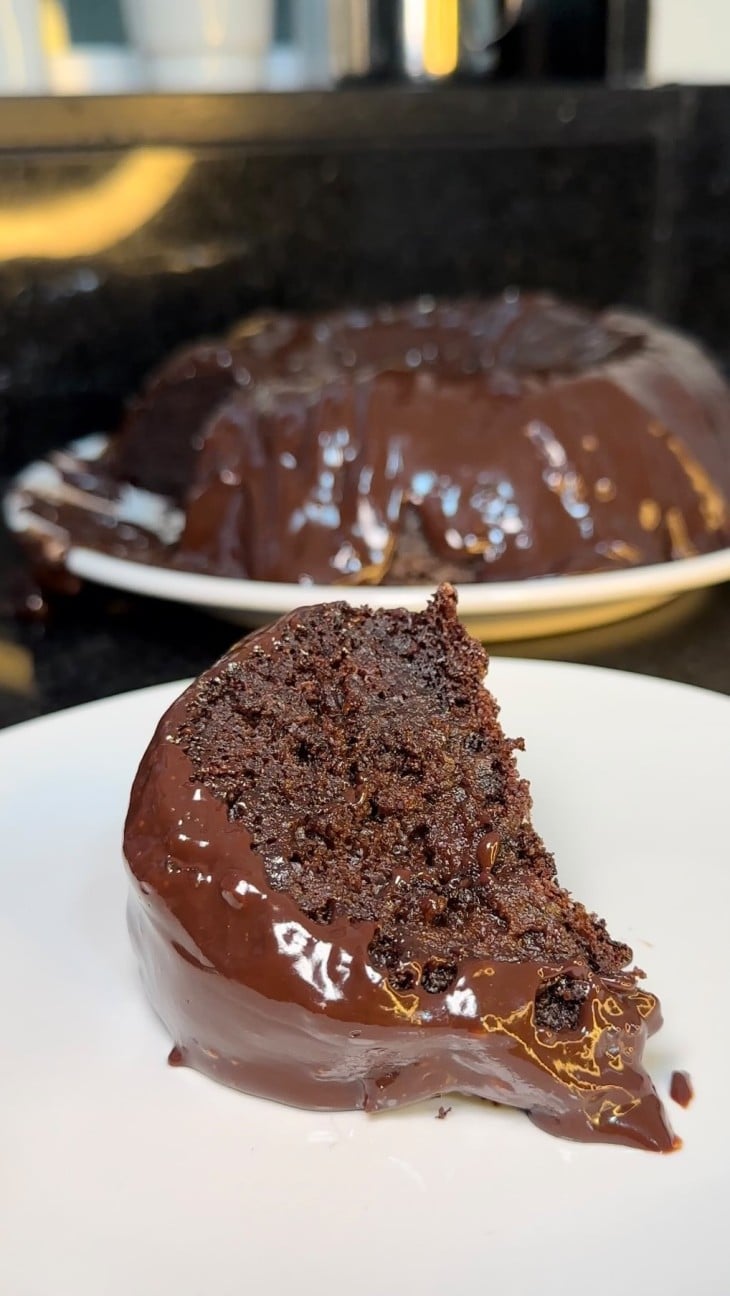 Bolo de chocolate cremoso na airfryer