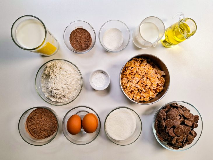 Ingredientes organizados na bancada.