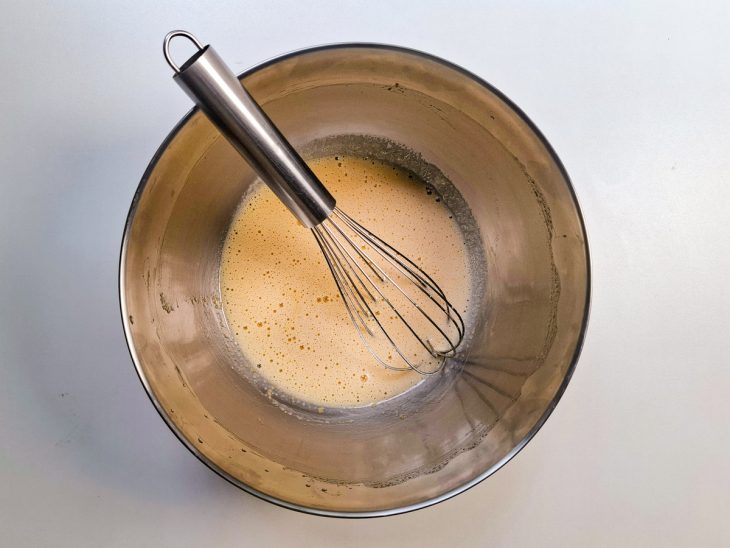 Ovos, açúcar peneirado e óleo batidos com fouet.