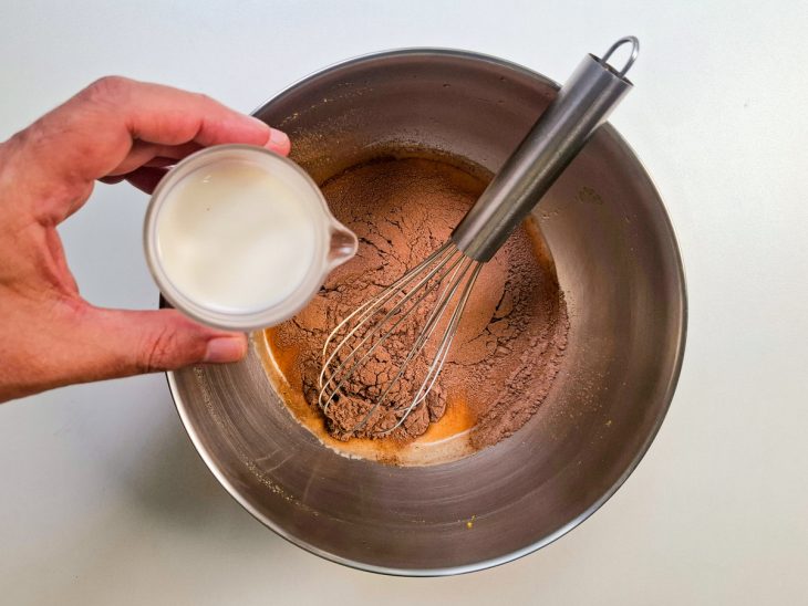 Adição do chocolate em pó e leite à mistura.