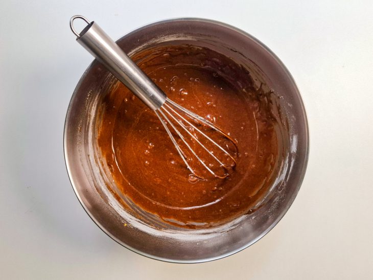 Incorporação da farinha e fermento.