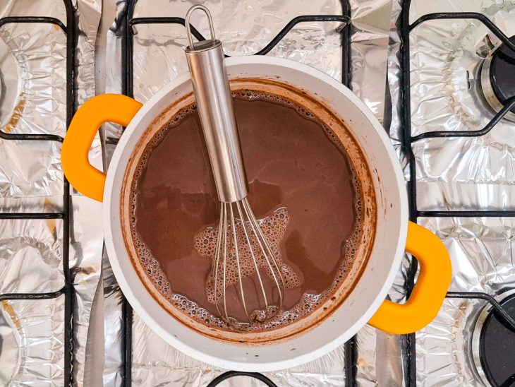 Cobertura fervendo na panela.