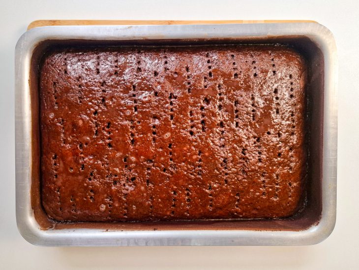 Bolo com cobertura despejada.