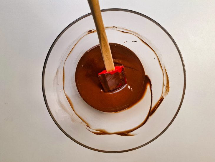 Ganache de chocolate na tigela.
