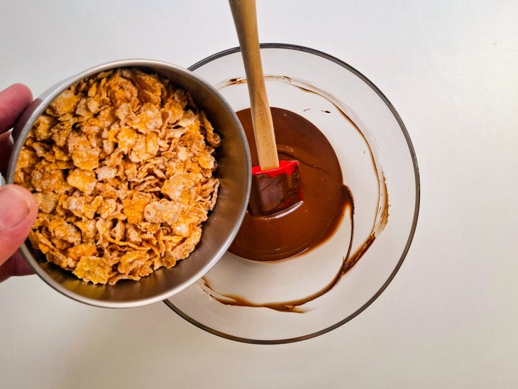 Flocos de milho adicionados à ganache.