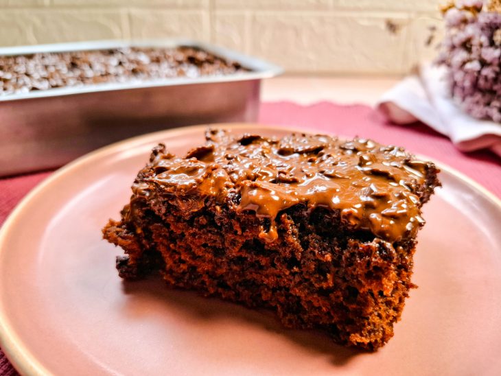 Bolo de chocolate crocante (crunch cake) servido.