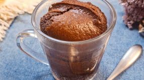 Bolo de chocolate de caneca na air fryer