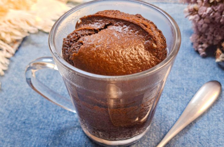 Bolo de chocolate de caneca na air fryer