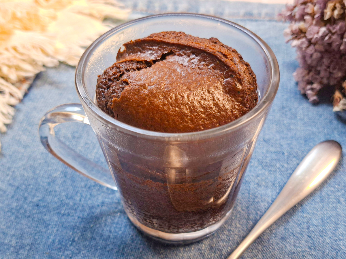 Bolo de chocolate de caneca na air fryer