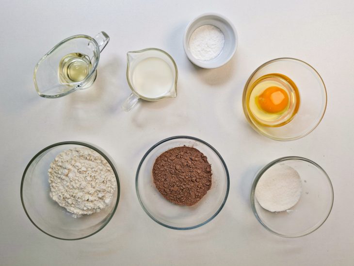 Ingredientes separados sobre a bancada.