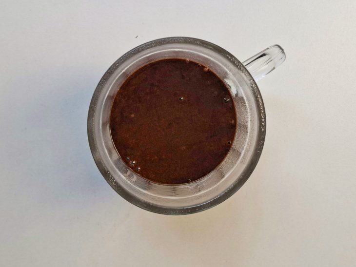 Farinha sendo misturada até a massa ficar homogênea.