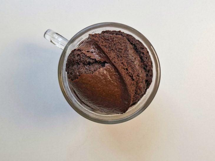 Bolo assado na caneca com textura fofa e úmida.