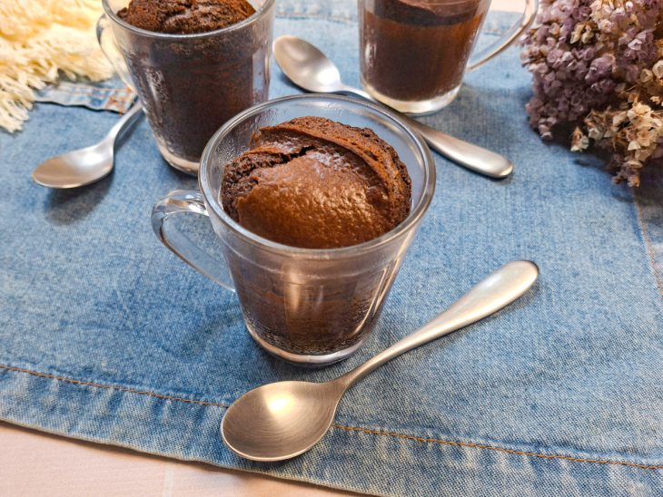 Bolo de chocolate de caneca na air fryer servido.
