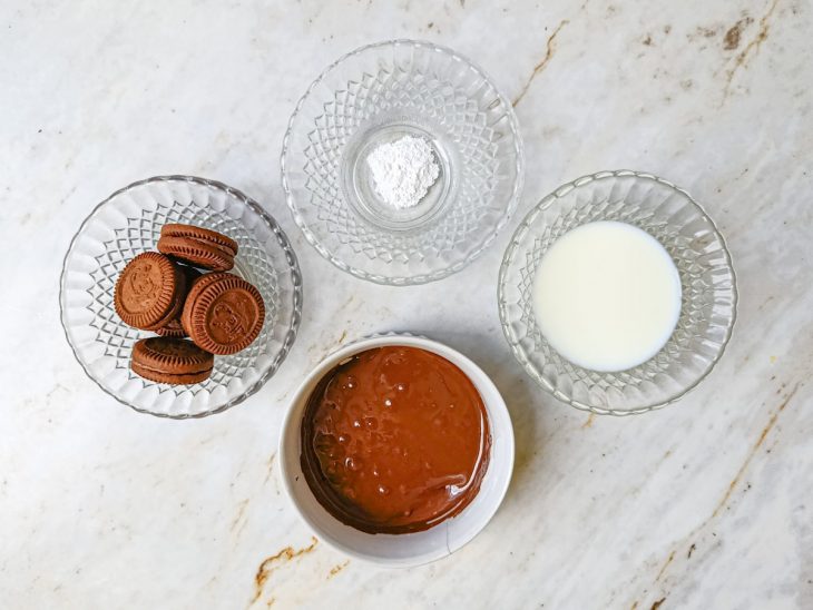 Ingredientes separados sobre a bancada.