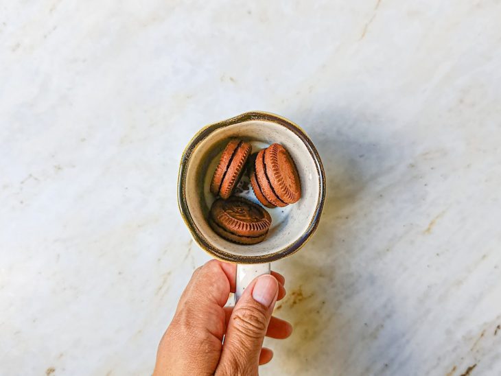 Bolachas e leite na caneca.