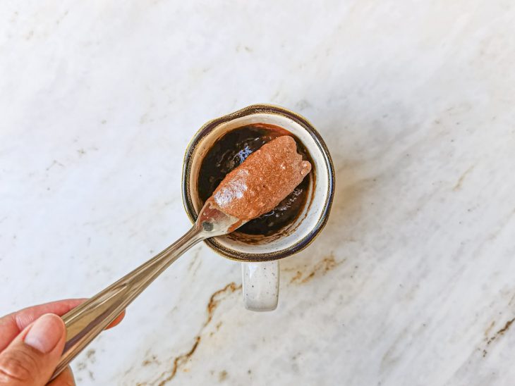 Garfo amassando as bolachas.