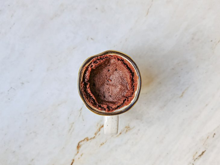 Mistura de bolo na caneca.