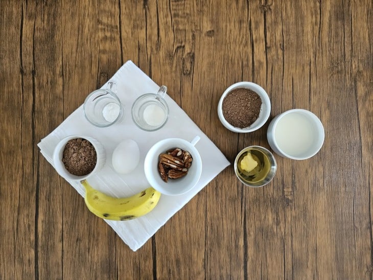 Ingredientes do bolo de chocolate de caneca sem farinha reunidos.