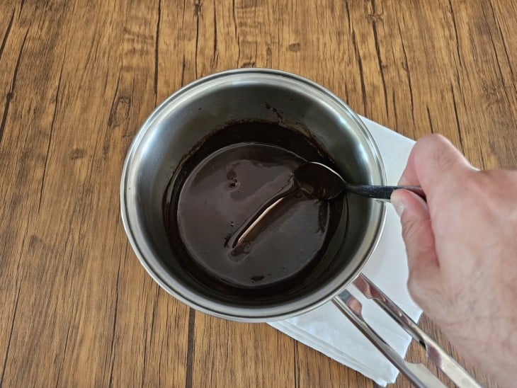 Panela com a calda de chocolate.