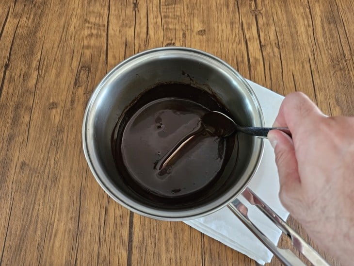Panela com a calda de chocolate.