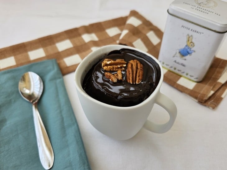 Bolo de chocolate sem farinha em uma caneca.