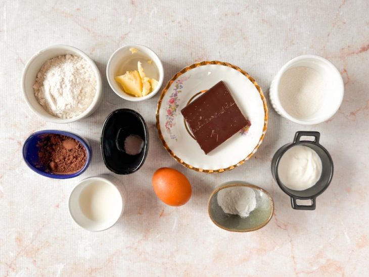 Ingredientes reunidos na bancada.