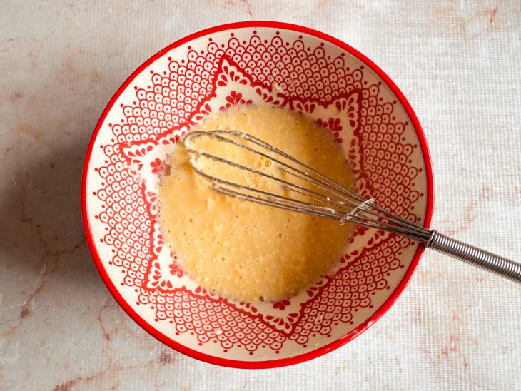 Numa tigela, os ovos batidos.