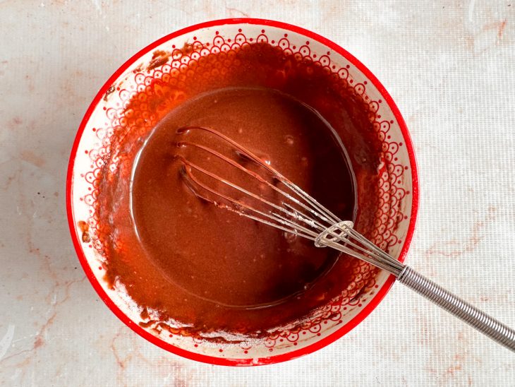 Ingredientes secos incorporados na tigela.